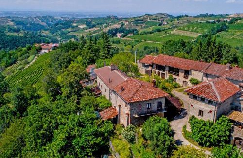 Trezzo Tinella House | Relax at Holiday Home Antico Borgo del Riondino