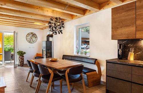 Kotschach-Mauthen House | Relaxing Getaway at 'Bubbelen Aan De Piste' with Jacuzzi