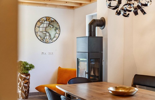 Kotschach-Mauthen House | Relaxing Getaway at 'Bubbelen Aan De Piste' with Jacuzzi