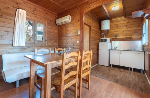 Barx House | Cozy Holiday Home 'Cabaña Madera A' with Mountain View