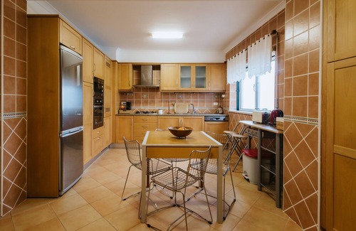 Quiaios House | Coastal Escape at Casa Das Camarinhas with Pool & Wi-Fi