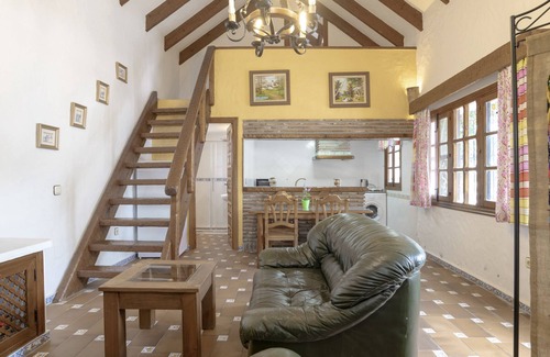 Barbate House | Holiday Home 'Casa El Pino' with Shared Pool, Wi-Fi and Air Conditioning