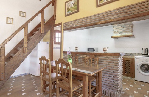 Barbate House | Holiday Home 'Casa El Pino' with Shared Pool, Wi-Fi and Air Conditioning