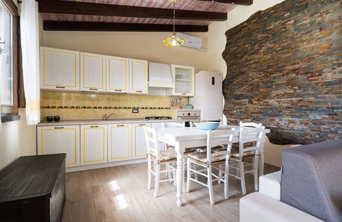 Dorgali House | Idyllic Casa Luna: Lake View with Wi-Fi & Spa Amenities