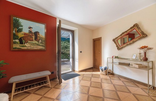 Naggio House | Holiday Home 'Casa Martino' with Lake View and hot tub