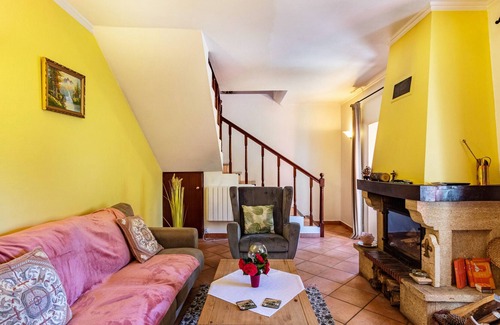 Camacha House | Holiday Home "Casa Pinheiro" with Mountain View, Garden & Wi-Fi
