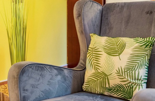Camacha House | Holiday Home "Casa Pinheiro" with Mountain View, Garden & Wi-Fi