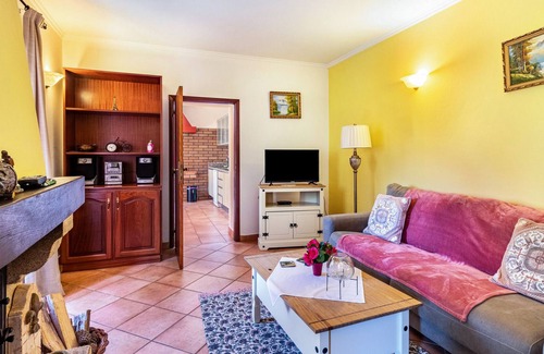 Camacha House | Holiday Home "Casa Pinheiro" with Mountain View, Garden & Wi-Fi
