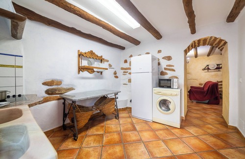 Laroya House | Relax at Casa Rural La Curiosa: Mountain Views & Pool