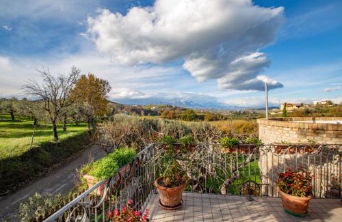 Collecorvino House | Family-Friendly Retreat at Holiday Home Casale Vincenzo