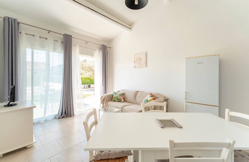 Aubignan House | Holiday Home 'Céline' with Private Pool, Wi-Fi and Air Conditioning