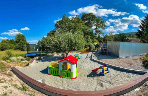 Ogulin Villa | Cozy Holiday Home Cindric Gaj with Hot Tub & Fireplace
