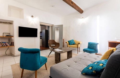 Collobrieres House | Holiday Home 'Collo' with Mountain View, Private Terrace and Wi-Fi