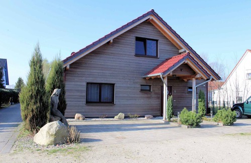Zempin House | Cozy Holiday Home with Infrared Cabin and Garden Oasis