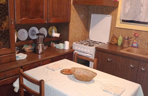 Montlucon House | Comfortable Holiday Home "complète" with Balcony & Wi-Fi