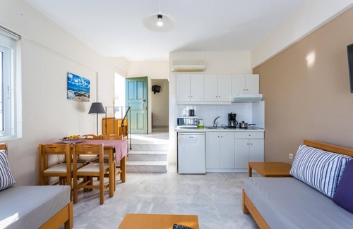 Sfakaki Apartment | Idyllic Holiday Home Near Sea with Pool & Wifi in Sfakaki