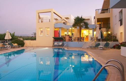 Sfakaki Apartment | Idyllic Holiday Home Near Sea with Pool & Wifi in Sfakaki