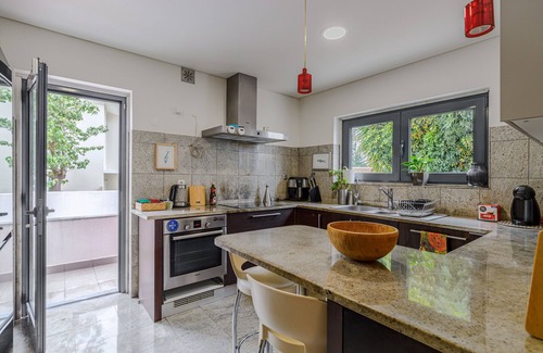 Cascais House | Charming Holiday Home with Mountain View and Private Garden