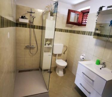 Cove Rogacic House | Pet-Friendly Retreat at Holiday Home Cvitka - Rated 9.5/10