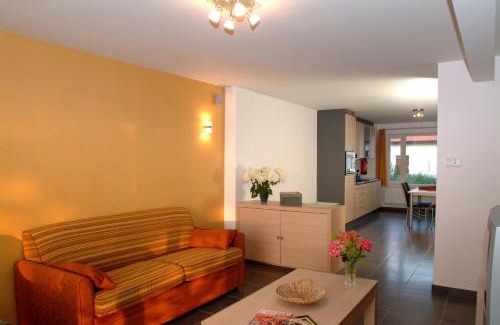 Sint-Pieters House | Family-Friendly Retreat at Holiday Home De Colve