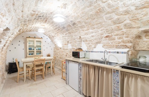 Conversano House | Holiday Home 'Dimora Marter' with Private Terrace, Wi-Fi and Air Conditioning