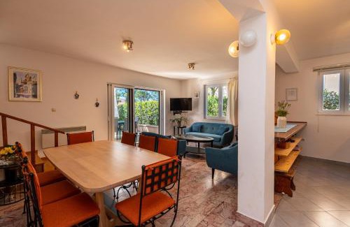 Jadrija Villa | Guest Rated: Holiday Home Dolphin - Pet & Child Friendly Stay