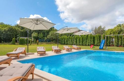 Strmac House | Ideal Holiday Home Dordana - LBN440 with Pool & Fireplace