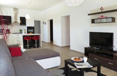 Strmac House | Ideal Holiday Home Dordana - LBN440 with Pool & Fireplace