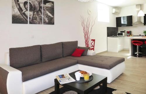 Strmac House | Ideal Holiday Home Dordana - LBN440 with Pool & Fireplace