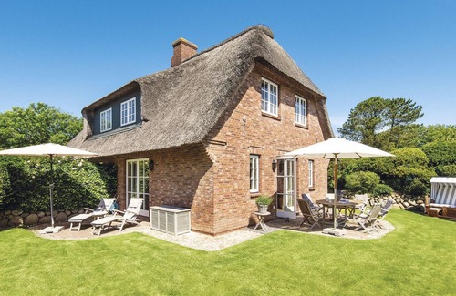 Kampen House | Pet-Friendly Holiday Home Drosselhüs Süd with Hot Tub