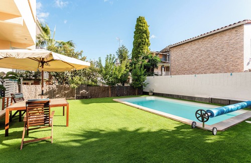 Pineda de Mar Apartment | Inviting Holiday Home 'Durero' with Mountain Views & Wi-Fi