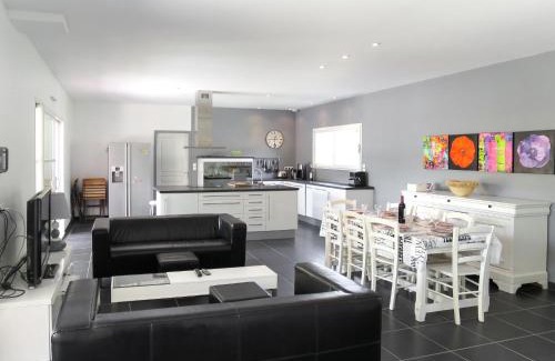 Grayan-Et-L'Hopital House | Pet-Friendly Holiday Home Eugénie - Top Rated 4-Star Retreat