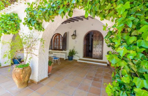 Alcaucin House | Idyllic Holiday Home El Alcázar with Oceanfront Pool