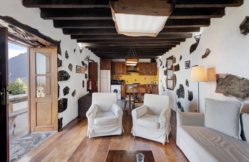 Tigaday House | Beachfront Holiday Home 'El Lagar' with Shared Terrace & Wi-Fi