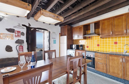 Tigaday House | Beachfront Holiday Home 'El Lagar' with Shared Terrace & Wi-Fi