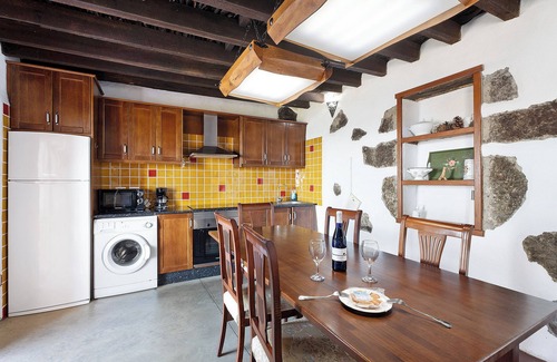 Tigaday House | Beachfront Holiday Home 'El Lagar' with Shared Terrace & Wi-Fi