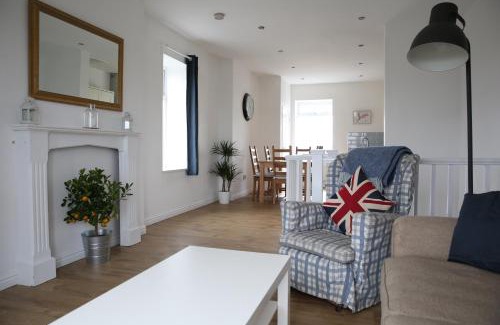 Esh House | Cozy Holiday Home Elerkin: Pet & Child Friendly Retreat