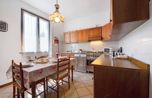 Osio Sotto House | Top-Rated Holiday Home 'Elli' with Terrace & Ocean View