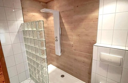Rieste Cabin | Cozy Holiday Home ELVERING at Alfsee, Ideal for Families