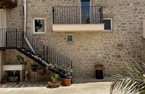 Morentin House | Holiday Home 'Enara-enea' with Private Garden, Balcony and Wi-Fi