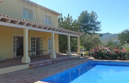 Adsubia House | Family-Friendly Holiday Home Eretat with Pool & High Ratings