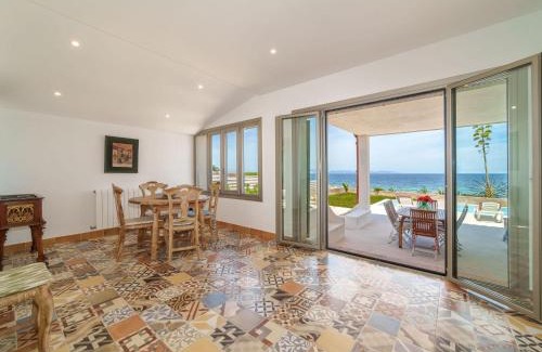 Betlem de Marina House | Relax at Holiday Home Xoroi with Oceanfront Pool Access