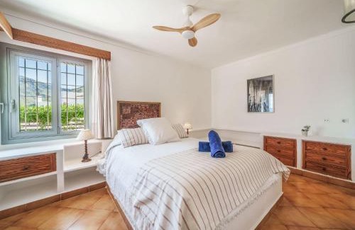 Betlem de Marina House | Relax at Holiday Home Xoroi with Oceanfront Pool Access