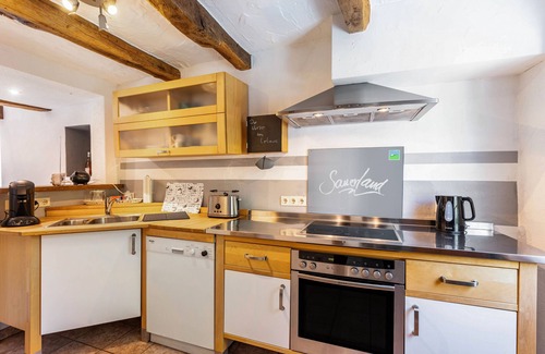 Eslohe House | Holiday Home 'Fachwerk 1764' with Private Terrace, Private Garden and Wi-Fi