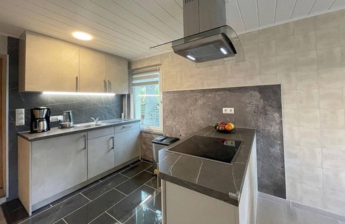 Scheibe-Alsbach House | Cozy Ocean View Holiday Home - Family Friendly Getaway