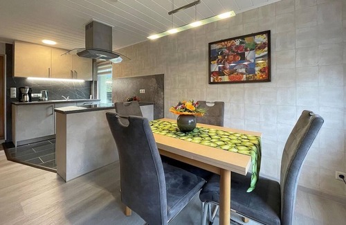 Scheibe-Alsbach House | Cozy Ocean View Holiday Home - Family Friendly Getaway