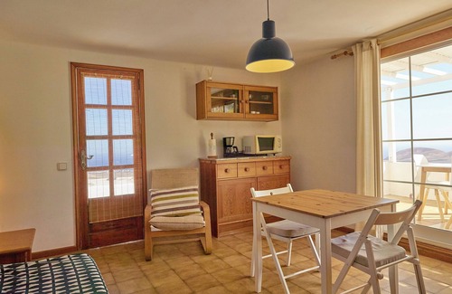 Yaiza House | Inviting Holiday Home 'Finca La Calerita B' with Sea View