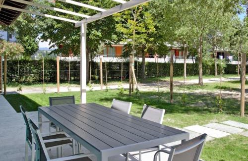 Manerba del Garda House | Inviting Holiday Home Fior di Sole with Pool & Hot Tub
