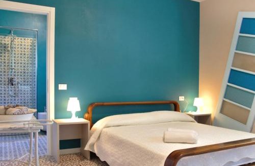 Manerba del Garda House | Inviting Holiday Home Fior di Sole with Pool & Hot Tub