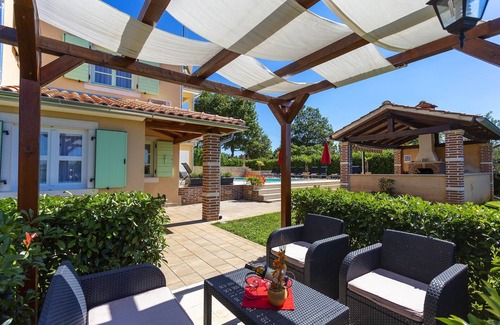 Muzini Villa | Idyllic Holiday Home for 10 with Pool in Serene Setting